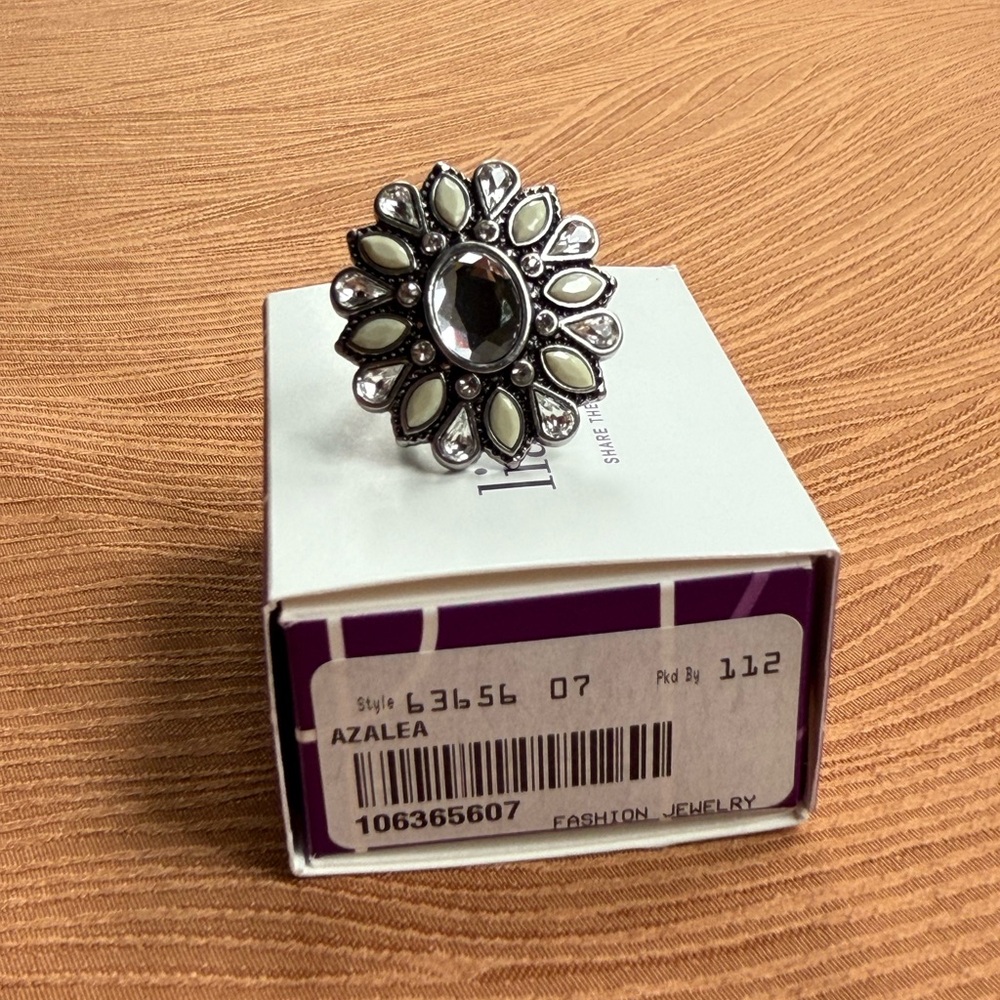 NIB Lia Sophia “Azalea” ring-size 7